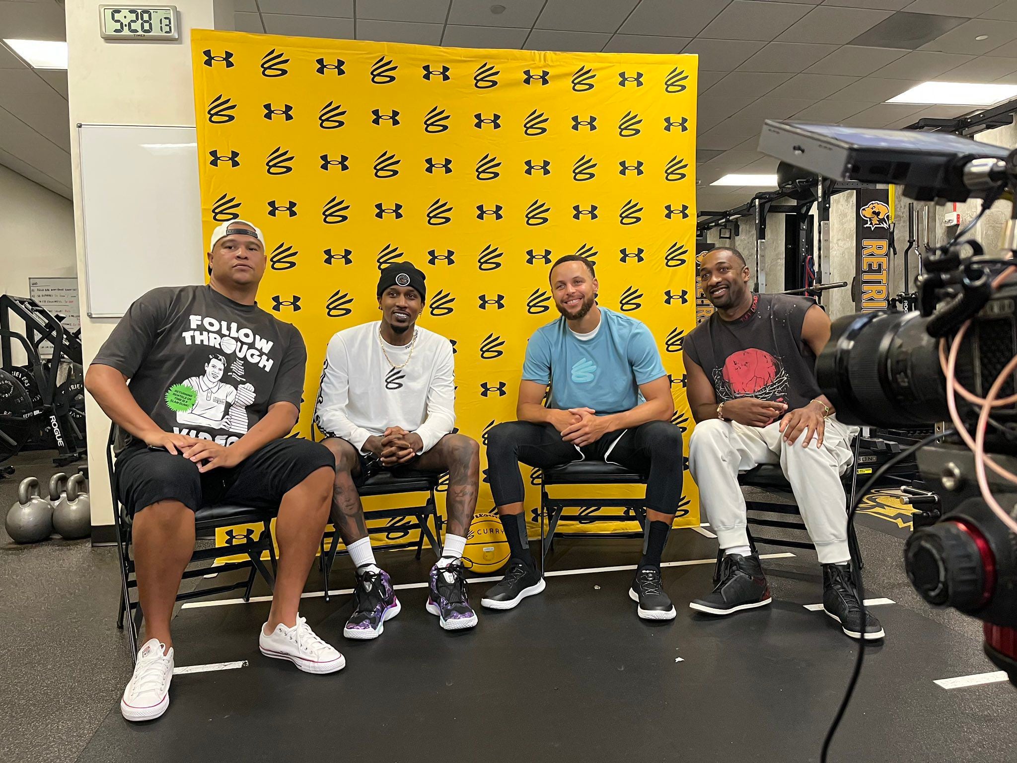 Stephen Curry (celeste) y Gilbert Arenas en el programa del ex jugador de la NBA