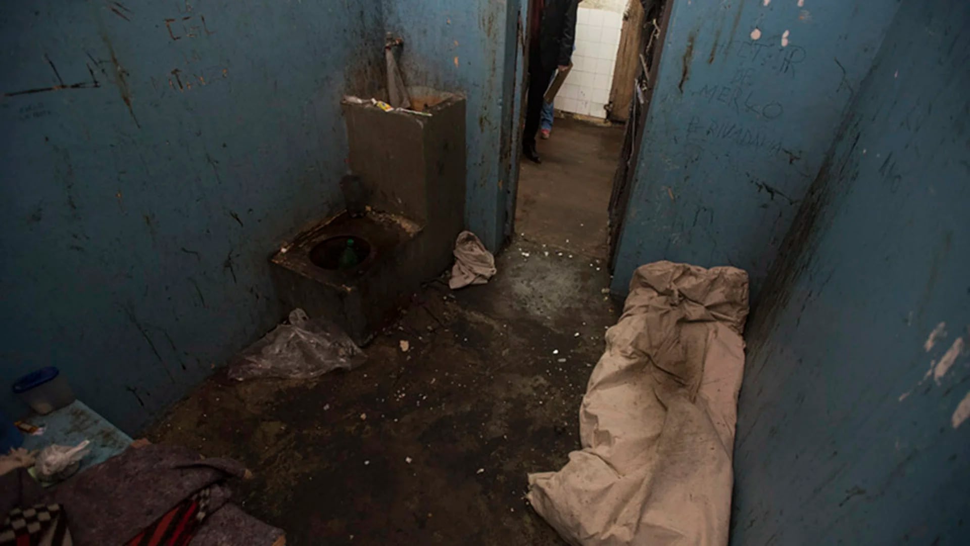 El estado de uno de los “buzones” de aislamiento en Olmos: suciedad sin agua ni ventilación.
