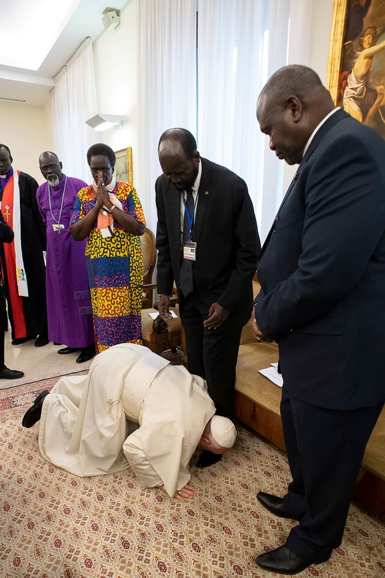 El papa Francisco besa los pies del presidente de Sudán del Sur Salva Kiir en el cierre de un retiro en el Vaticano (Foto: Vatican Media/ ­Handout vía Reuters)