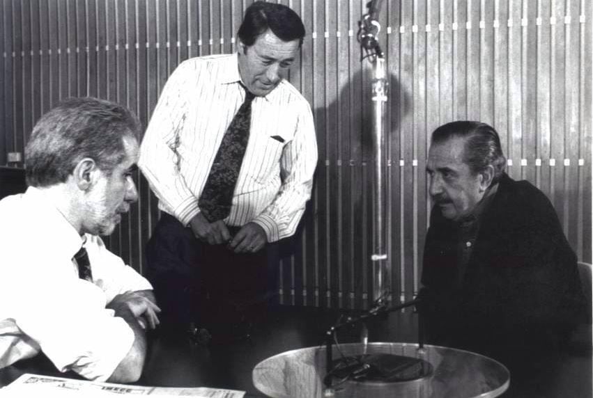 Raúl Alfonsín junto a su vocero José Ignacio López y el periodista Pepe Eliaschev (Efemérides Radicales)