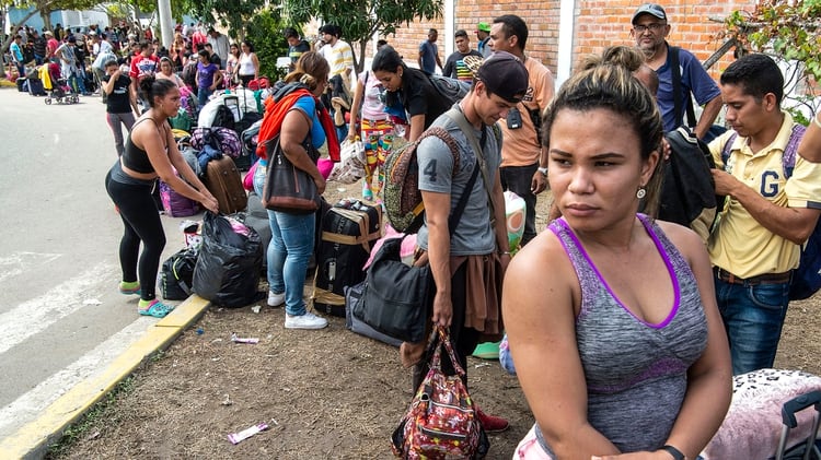 Migrantes venezolanos llegan al puesto fronterizo peruano del Centro Binacional de Atención Fronteriza (CEBAF) en Tumbes. Venezuela es el país que más puestos retrocedió en el ranking de prosperidad (Foto de Cris BOURONCLE / AFP)