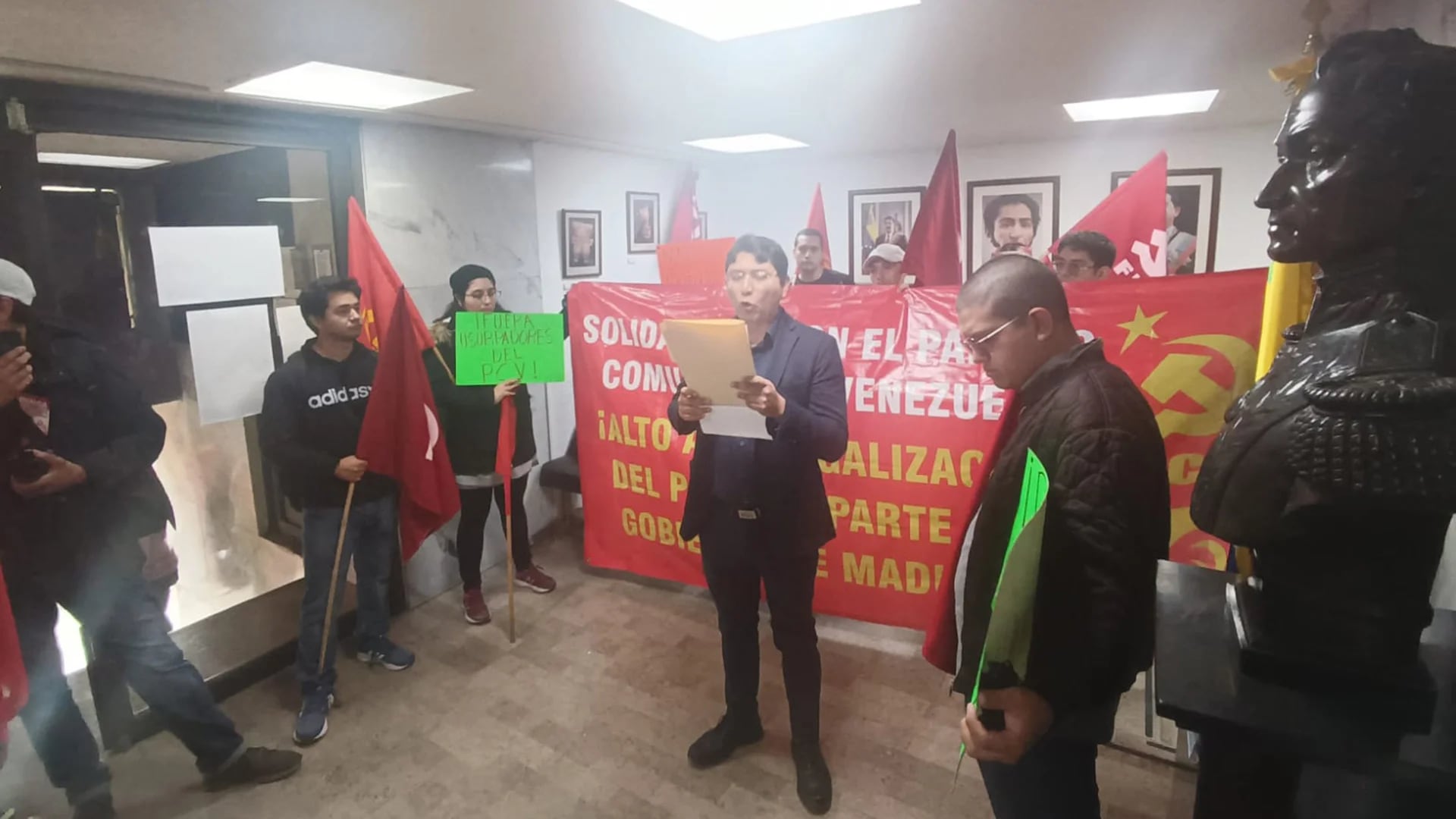 miembros del partido comunista irrumpen en embajada de venezuela en méxico