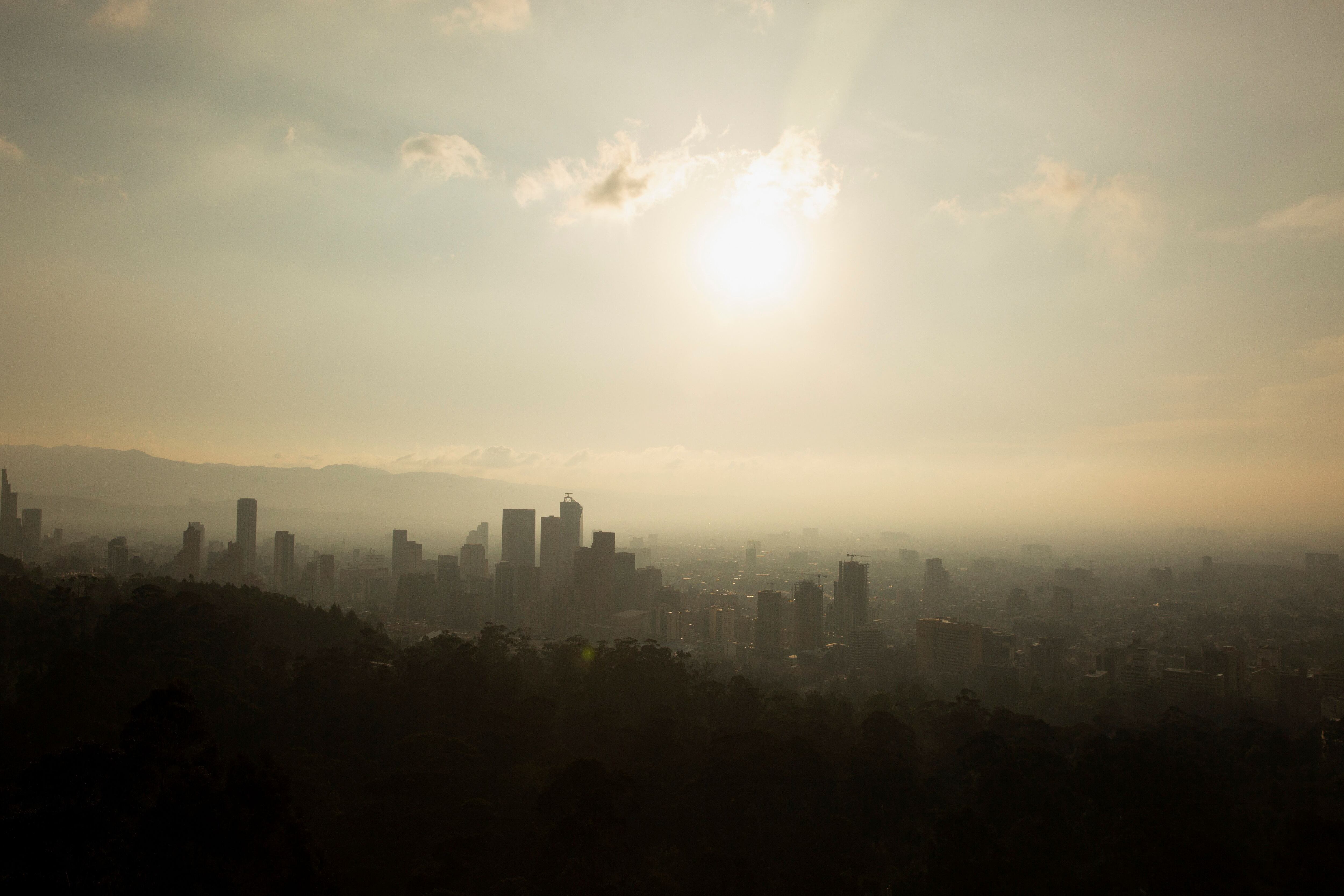 El gobierno distrital declaró emergencia por calidad del aire debido a los incendios forestales en los cerros orientales de Bogotá - crédito Antonio Cascio/Reuters