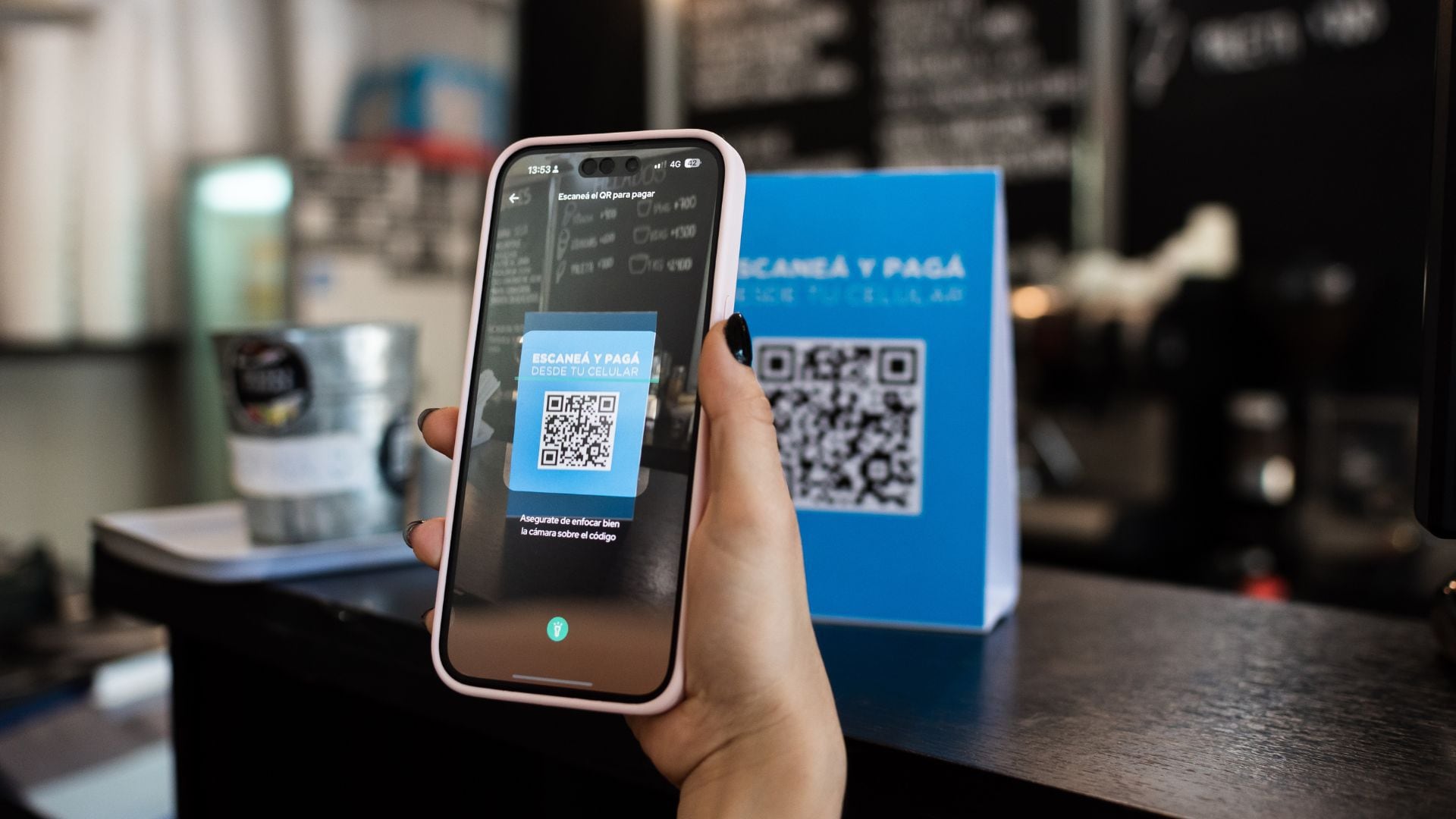 Persona pagando con QR en un comercio.