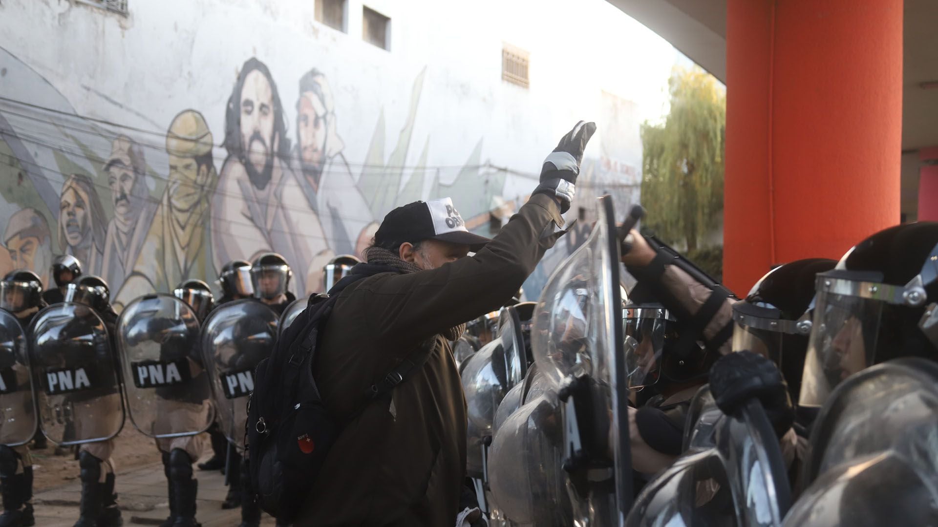 Cara a cara. Un dirigente social intenta pasar el cordón de seguridad