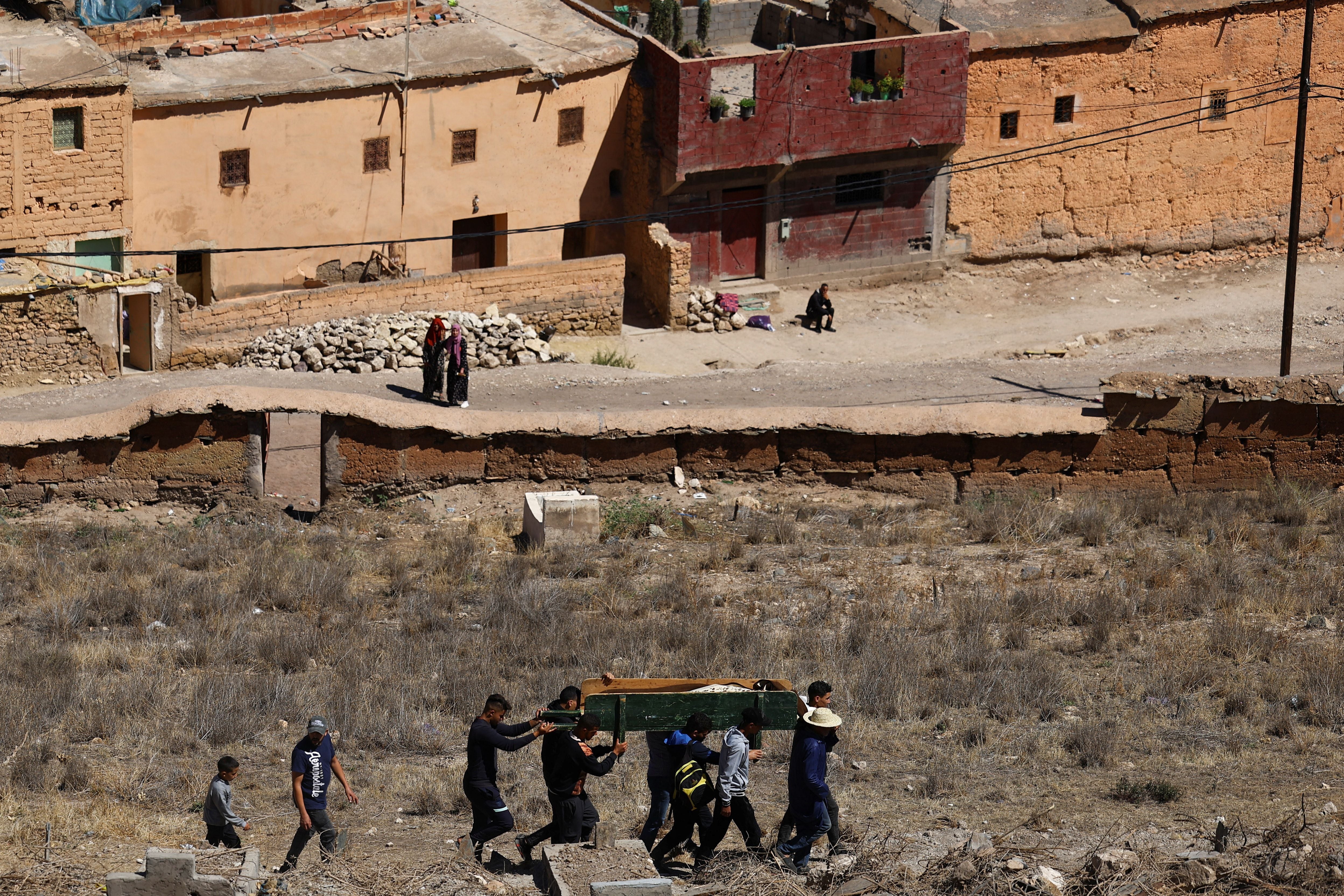 La gente asiste al funeral de dos víctimas del terremoto mortal, en Moulay Brahim, Marruecos, 10 de septiembre de 2023. 