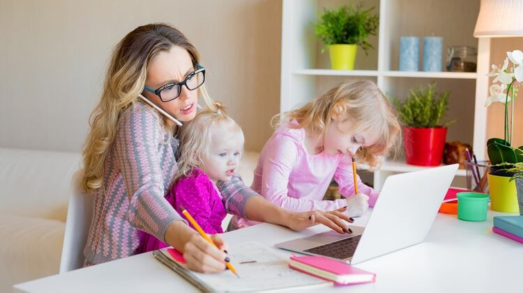 Es mayor el estrés causado por la dificultad para cumplir con las demandas familiares como consecuencia de las demandas laborales (Shutterstock)