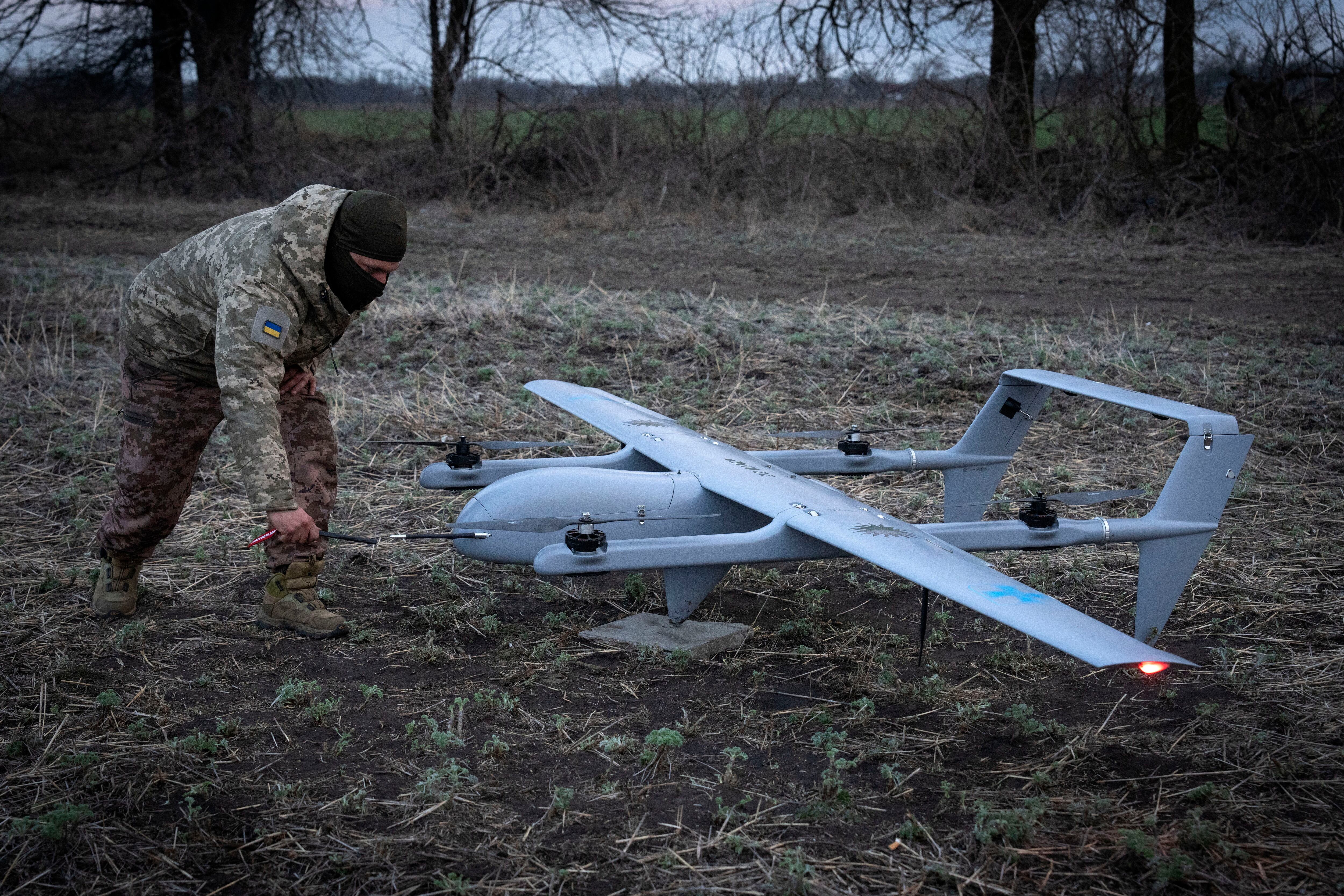 Un soldado ucraniano de la 2a. brigada mecanizada se prepara para lanzar el dron Poseidon H10 de alcance medio, en el frente de batalla, cerca de Bajmút, en la región de Donetsk, Ucrania, el martes 26 de marzo de 2024. (AP Foto/Efrem Lukatsky)