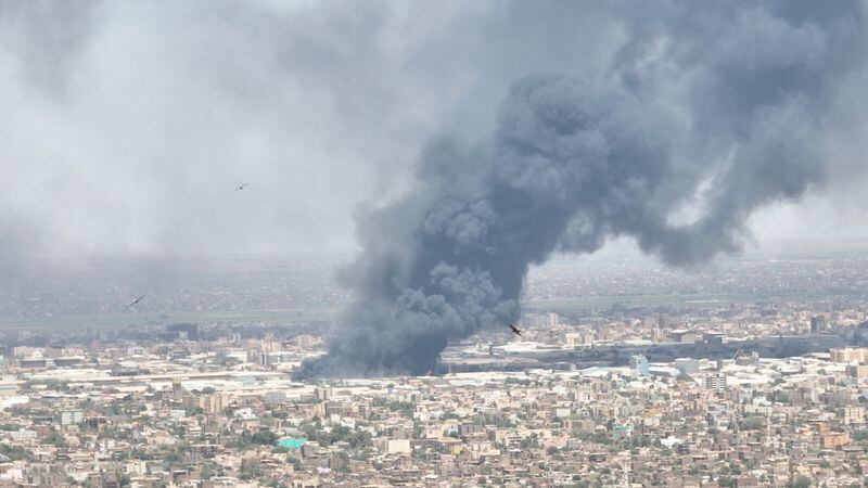 Las partes acordaron el lunes prorrogar por cinco días el último alto al fuego, pero durante las jornadas del martes y miércoles se registraron intensos enfrentamientos en la capital, Jartum, y otras localidades. (REUTERS)