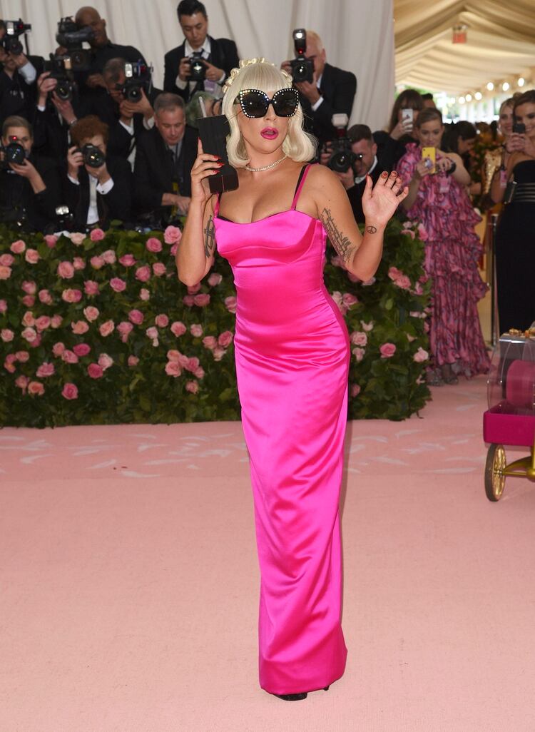Lady Gaga llega a la gala benéfica del Instituto del Vestido del Museo Metropolitano de Arte para celebrar la inauguración de la exposición “Camp: Notes on Fashion” el lunes 6 de mayo de 2019 en Nueva York. (Foto Charles Sykes/Invision/AP)