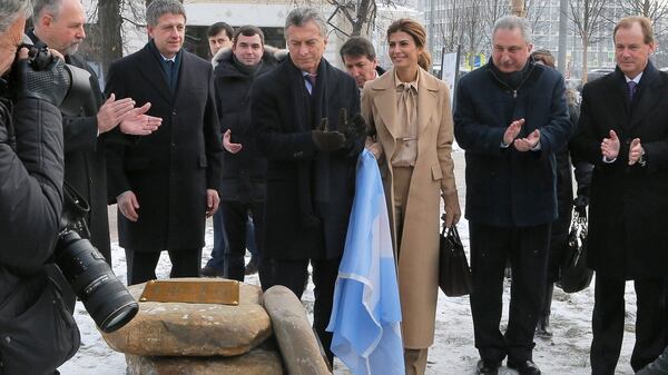 Antes, Mauricio Macri y Juliana Awada participaron de la inauguración de la Plaza de la República Argentina en Moscú (EFE/ Maxim Shipenkov)