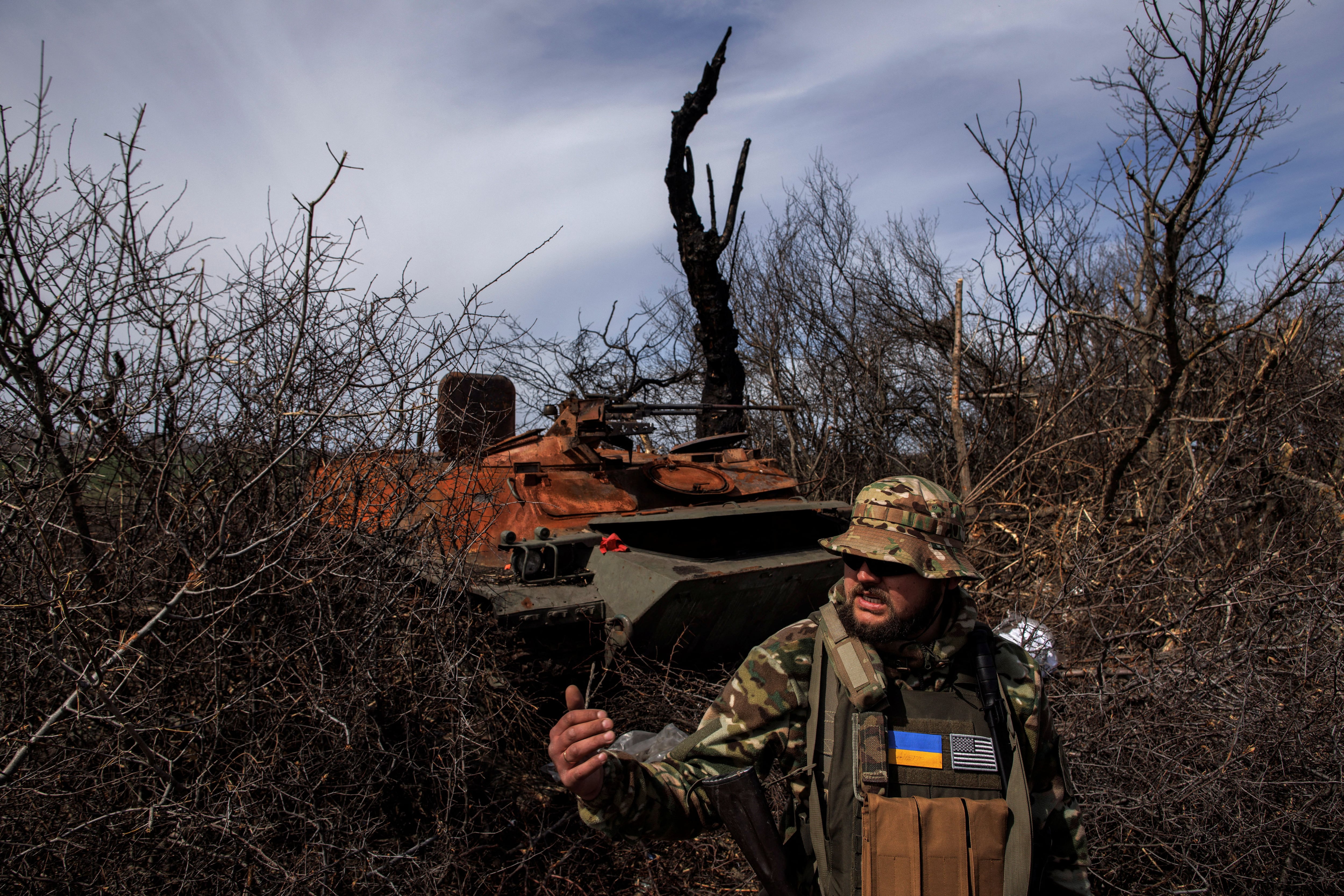 Un soldado ucraniano se para frente a un tanque ruso destruido en una posición abandonada del ejército ruso, en la aldea de Malaya Rohan, en la región de Kharkiv. (REUTERS/Alkis Konstantinidis)