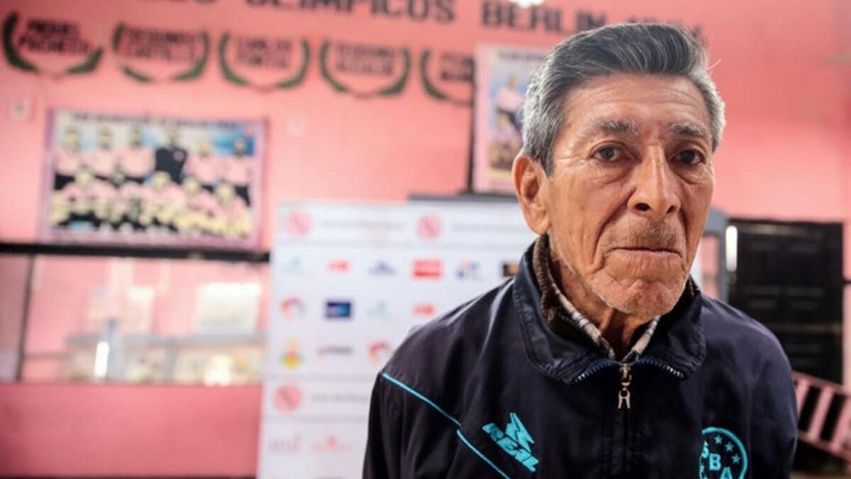 Indignación en Perú: un grupo de futbolistas desnudó y humilló a un utilero de 82 años