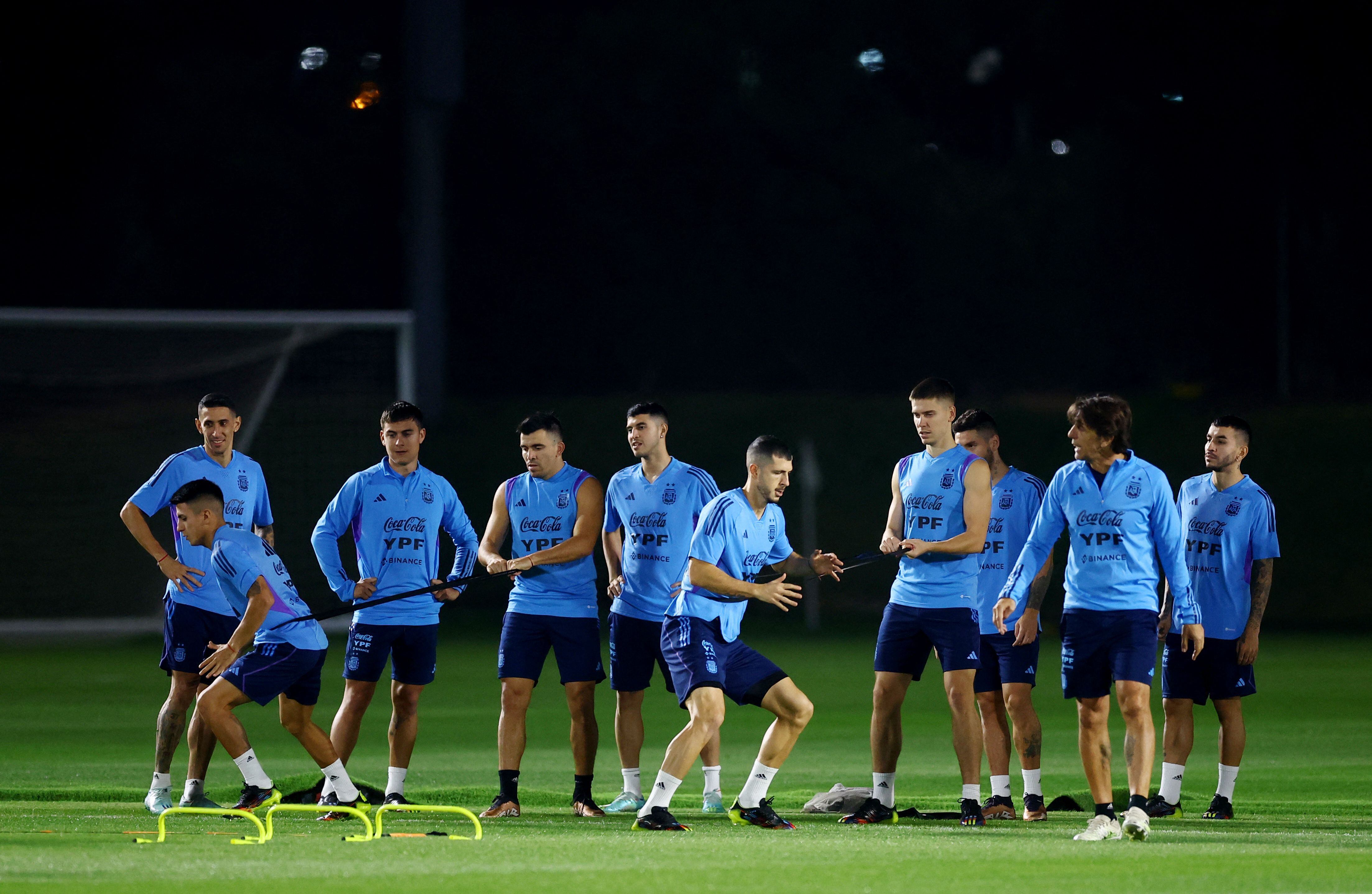Guido Rodríguez y el resto de los jugadores en el entrenamiento de este jueves en la Universiad de Qatar (REUTERS/Lee Smith)