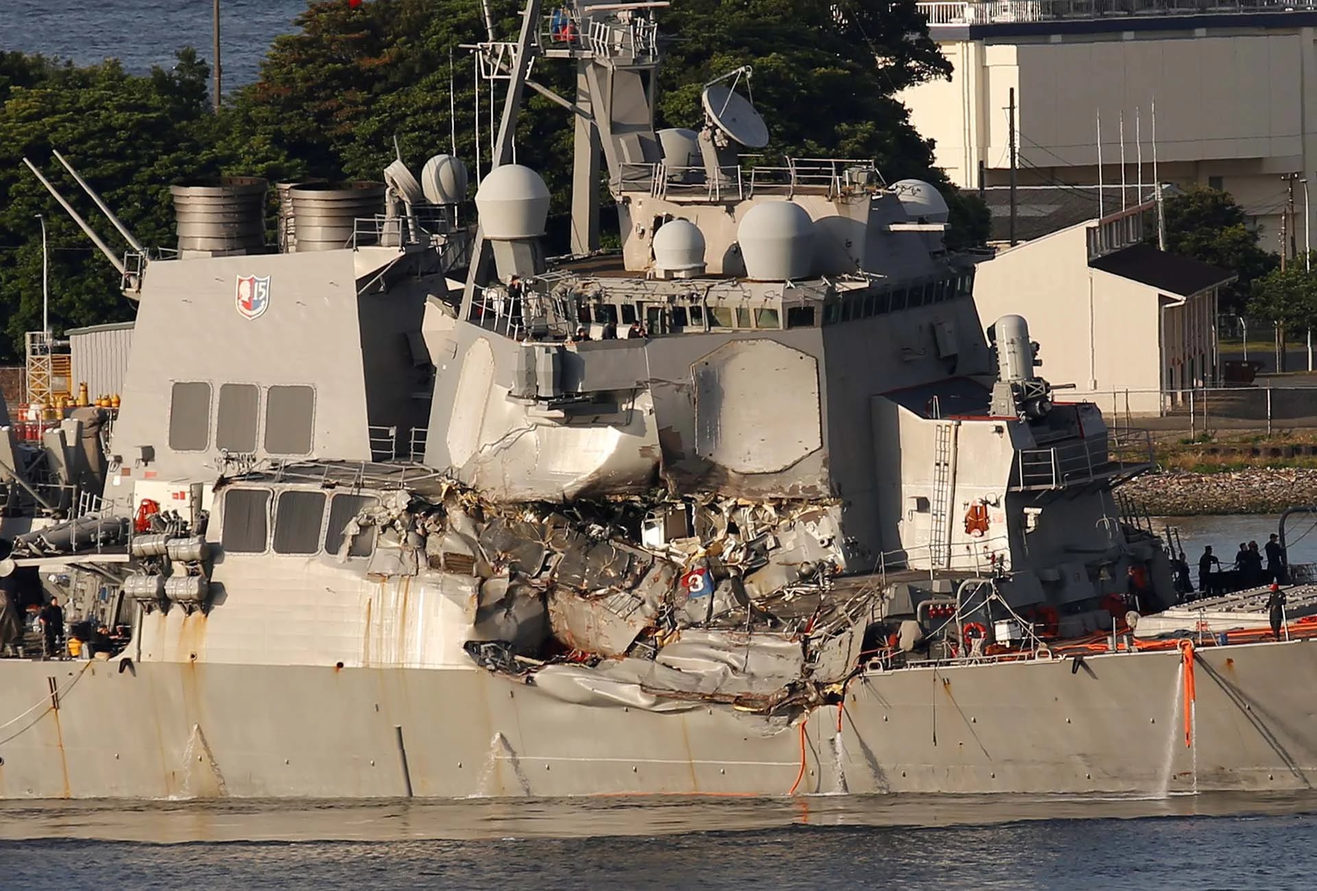 El destructor USS Fitzgerald, dañado al chocar con un buque mercante filipino, llega a la base naval estadounidense en Yokosuka, al sur de Tokio, Japón