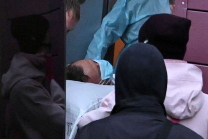 Especialistas médicos llevan al líder de la oposición rusa Alexei Navalny en una camilla a una ambulancia de camino a un aeropuerto antes de su evacuación médica a Alemania en Omsk, Rusia. 22 de agosto de 2020. REUTERS/Alexey Malgavko