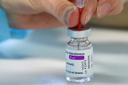 Un trabajador de la salud extrae de un vial una dosis de la vacuna contra el COVID-19 de AstraZeneca. Foto: REUTERS/Yves Herman