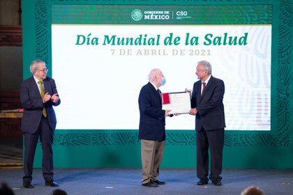 M.C. Bruno Estañol Vidal recibe el premio “Doctor Ignacio Chávez” (Foto: Presidencia de México)