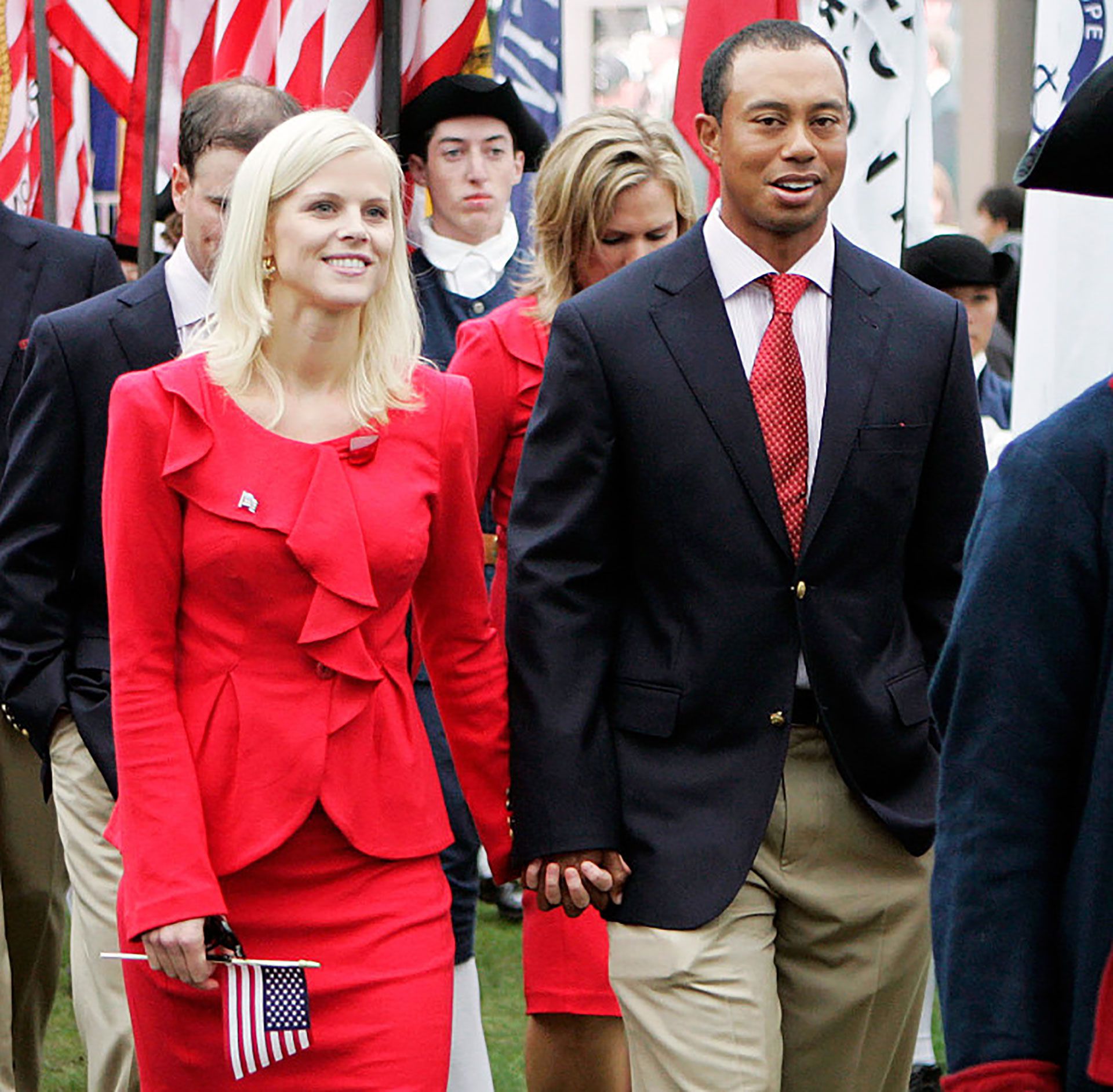 Tiger con su esposa Elin, con quien se casó en 2004. Woods conoció a la modelo sueca porque trabajaba de niñera del golfista sueco Jesper Parnevik. Se divorciaron en 2010 en medio de un escándalo. (AP)
