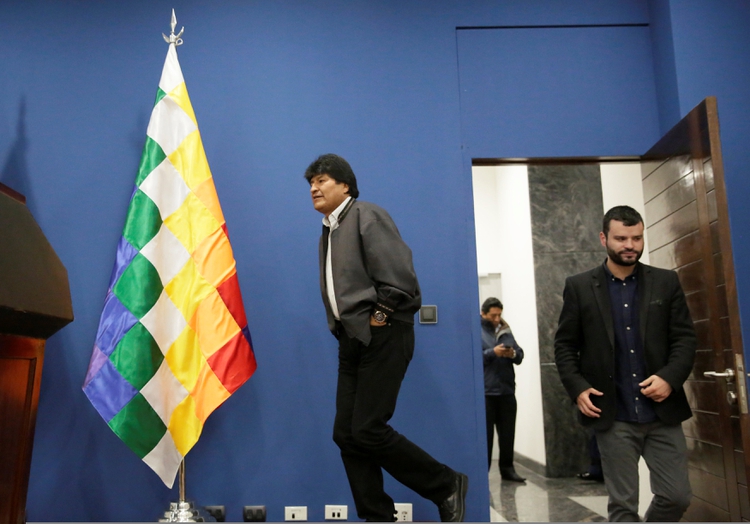 El Presidente de Bolivia, Evo Morales, pasa junto al Ministro de Comunicaciones, Manuel Canelas, para dar una conferencia de prensa en el palacio presidencial La Casa Grande del Pueblo en La Paz, Bolivia, el 5 de febrero de 2019 (REUTERS/David Mercado)