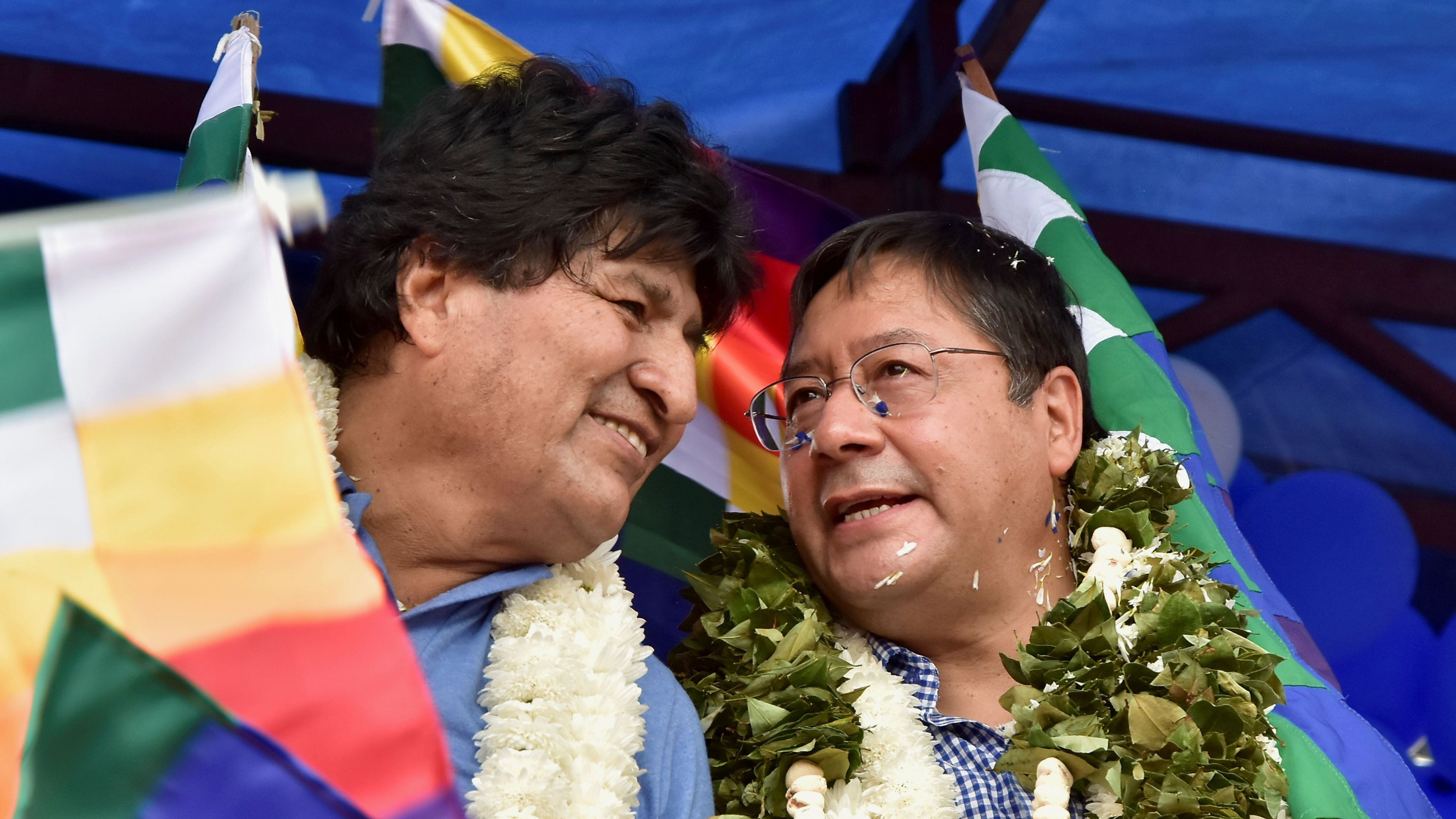 El presidente boliviano Luis Arce y el ex presidente Evo Morales participan en una reunión de cocaleros de la Federación del Trópico de Cochabamba (FTC) de la región del Chapare (REUTERS/Patricia Pinto)