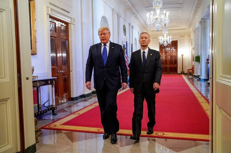 El presidente de Estados Unidos Donald Trump llega con el viceprimer ministro chino Liu He para firmar la 