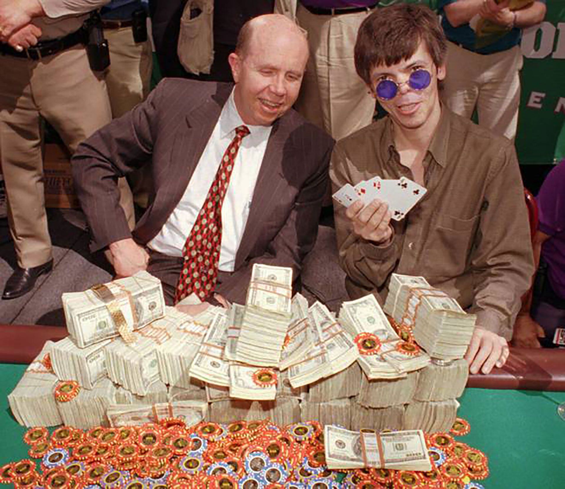 Su ultimo triunfo en el Evento Principal, el torneo más importante del mundo en 1997. cuando ya nadie confiaba en él, regresó y se quedó con un millón de dólares (AP Photo/Lennox McLendon)