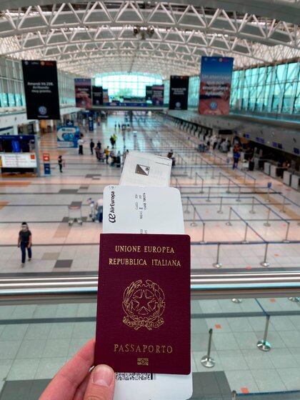 La foto más simbólica, con su pasaporte y el pasaje a Madrid, la compartió en su cuenta de Twitter @rodomauro