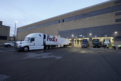 Las empresas FedEx y UPS serán las principales responsables de disponer los camiones que llevarán las dosis desde los aeropuertos hasta sus destinos finales.