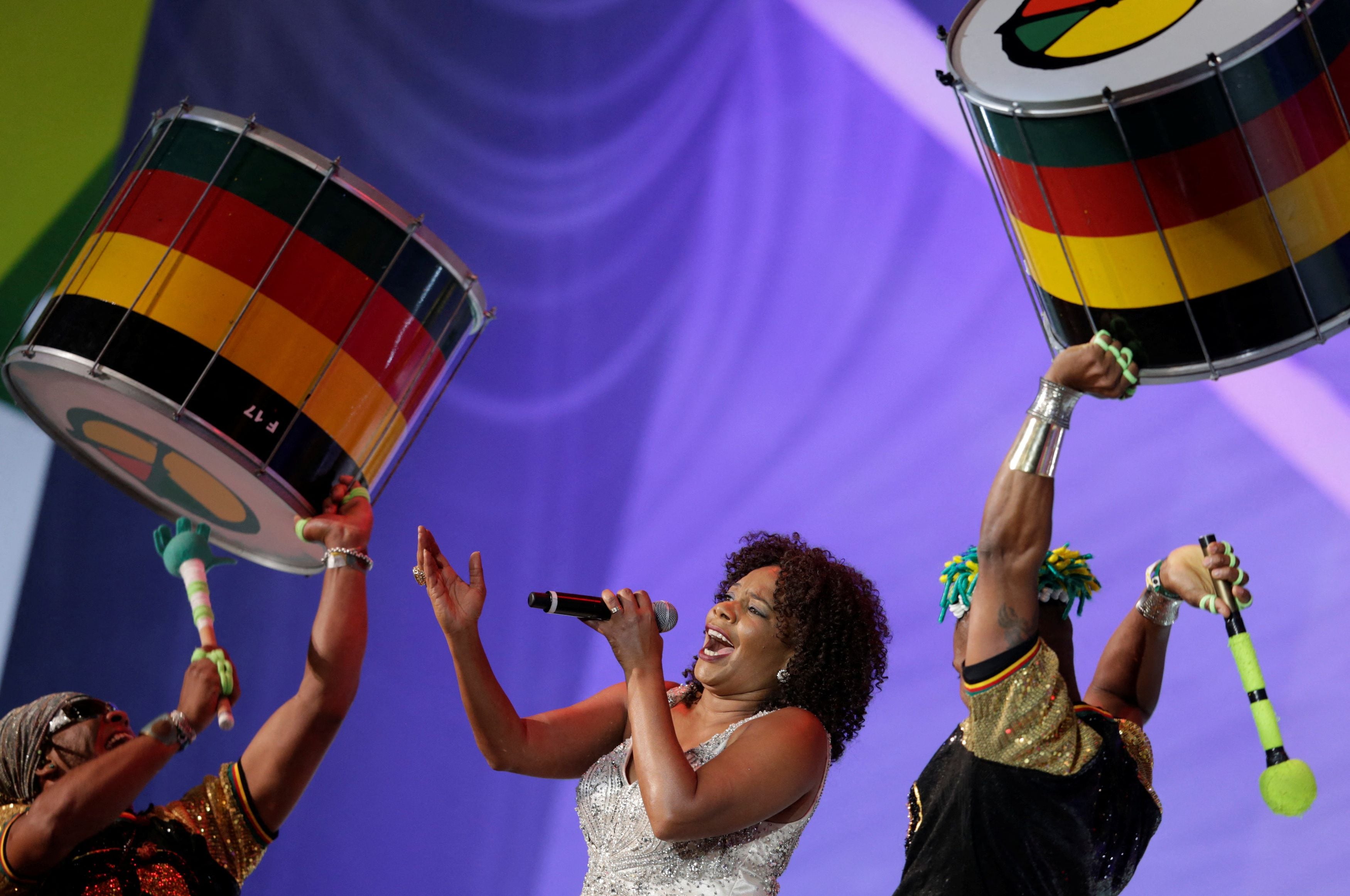 Diciembre de 2013: Margareth Menezes canta durante el sorteo del Mundial de Fútbol de 2014, celebrado en Costa do Sauipe, Bahía (Foto: REUTERS/Ricardo Moraes)