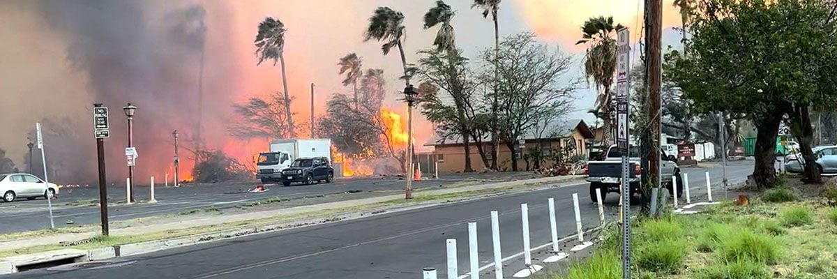 El humo y las llamas se elevan en Lahaina, condado de Maui, Hawaii (Jeff Melichar/TMX/via REUTERS)
