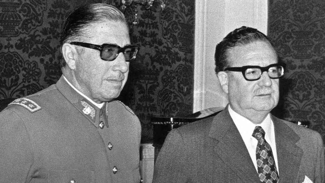 Los golpistas tenían un líder, el general Augusto Pinochet Ugarte, que había hecho gala de espíritu democrático y de obsecuencia para con Allende