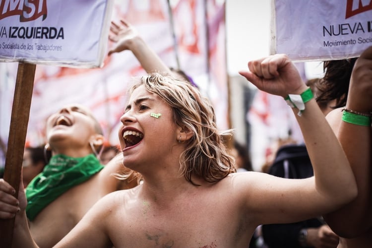 Decenas de presentes en la manifestación se sumaron a la iniciativa de quedar con el torso descubierto