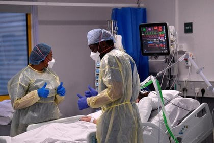 Enfermeros atienden a un paciente de COVID-19 en el hospital de la universidad Milton Keynes de EEUU (REUTERS/Toby Melville)