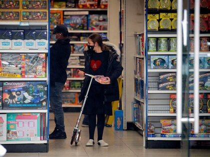 Foto de archivo. Una joven comprando en una tienda juguetes durante el brote de coronavirus (COVID-19) en Brooklyn, Nueva York. Estados Unidos, 13 de octubre de , 2020. REUTERS/Brendan McDermid/File Photo
