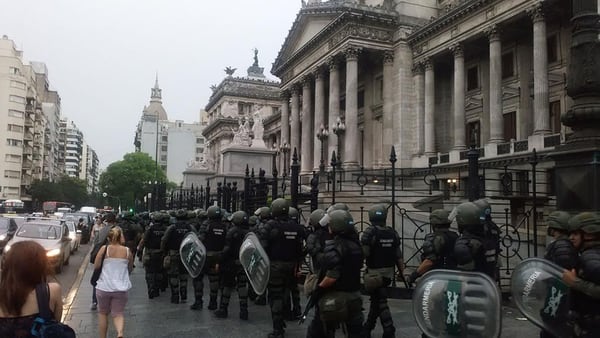 La Gendarmería se apostó frente al Congreso (@jmkarg)