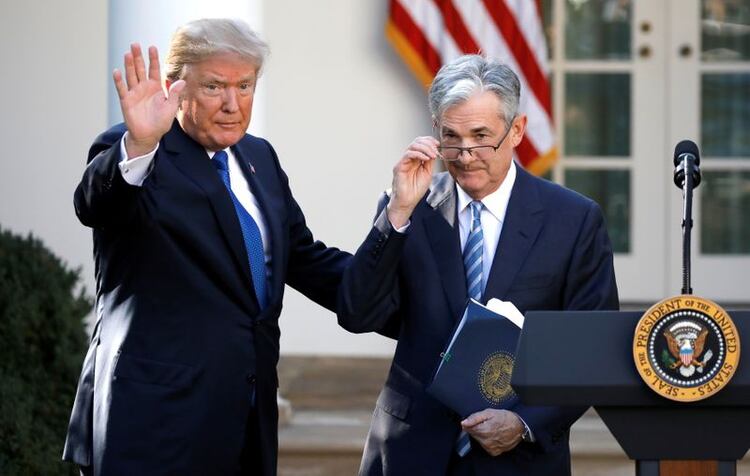 Donald Trump junto al chairman de la Reserva Federal, Jerome Powell, que se apuró a bajar en 50 puntos básicos la tasa de interés (Reuters)