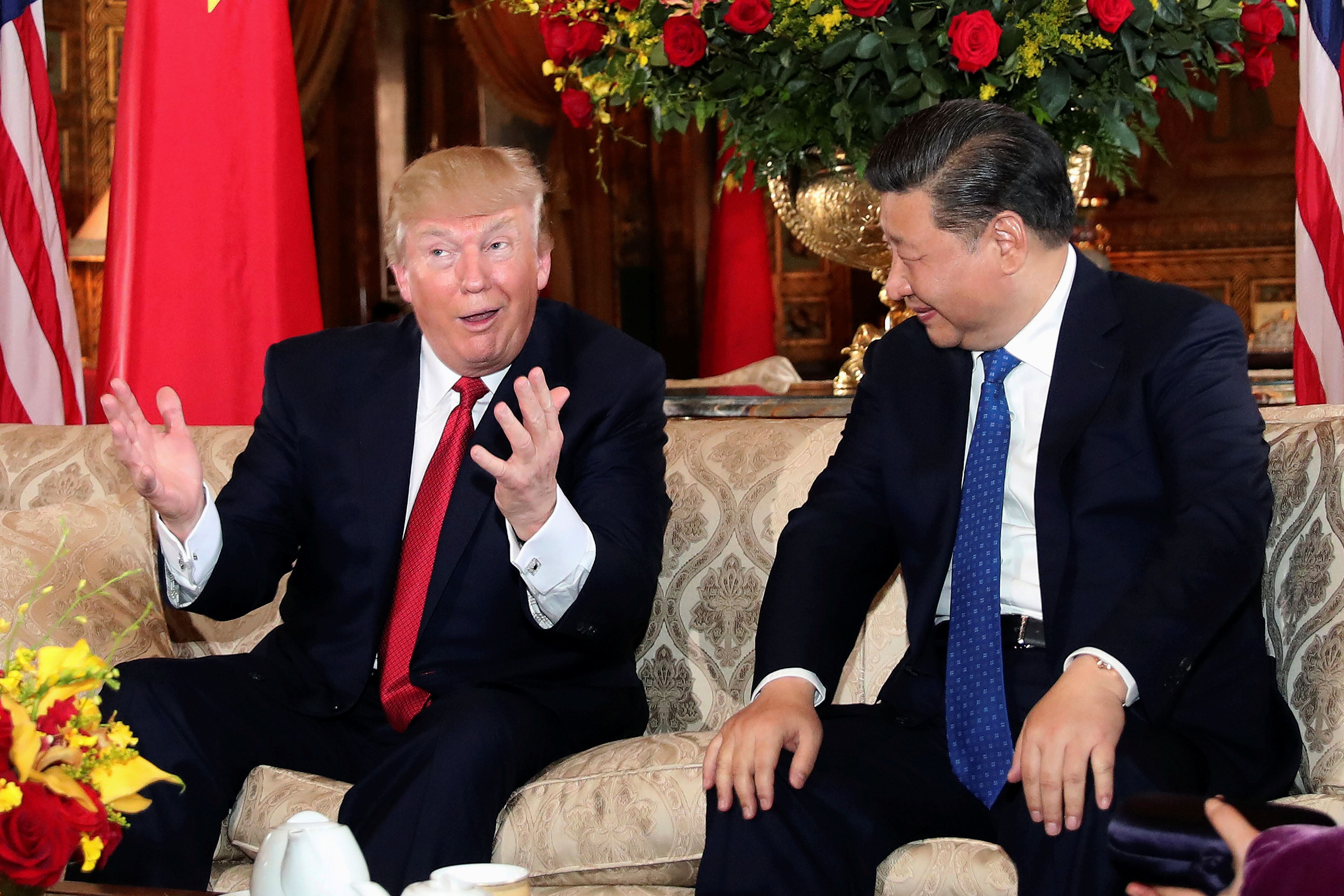 El presidente Donald Trump junto a su par chino, Xi Jinping, en un encuentro en la residencia de Mar-a-Lago, Florida. REUTERS/Carlos Barria.