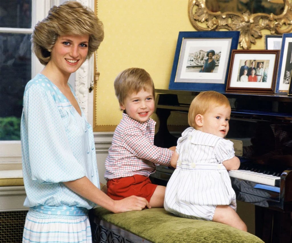 William, el primogénito y Harry el más pequeño tocando el piano con mamá en el Palacio de Buckingham. Su actual nieto George es muy parecido al príncipe Harry de bebé.