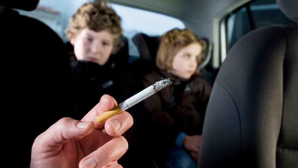 El estudio descubrió que los padres adoptivos que fumaban aumentaban el riesgo de que un niño comenzara a fumar. Sin embargo esos riesgos eran mayores si los padres "reales" eran fumadores, por los genes relacionados al tabaquismo que les fueron transmitidos a los hijos