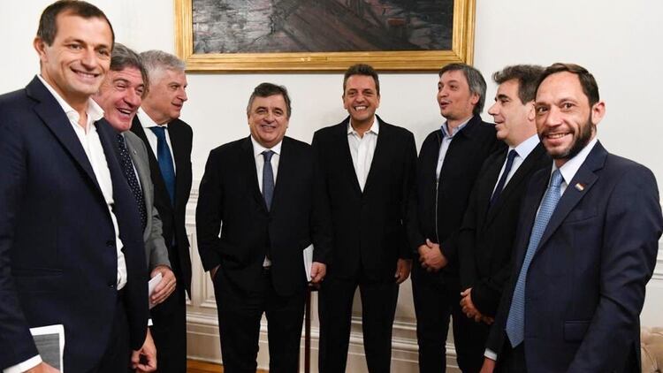 El presidente de la cámara baja, Sergio Massa junto a los diputados presidentes de todos los bloques. 