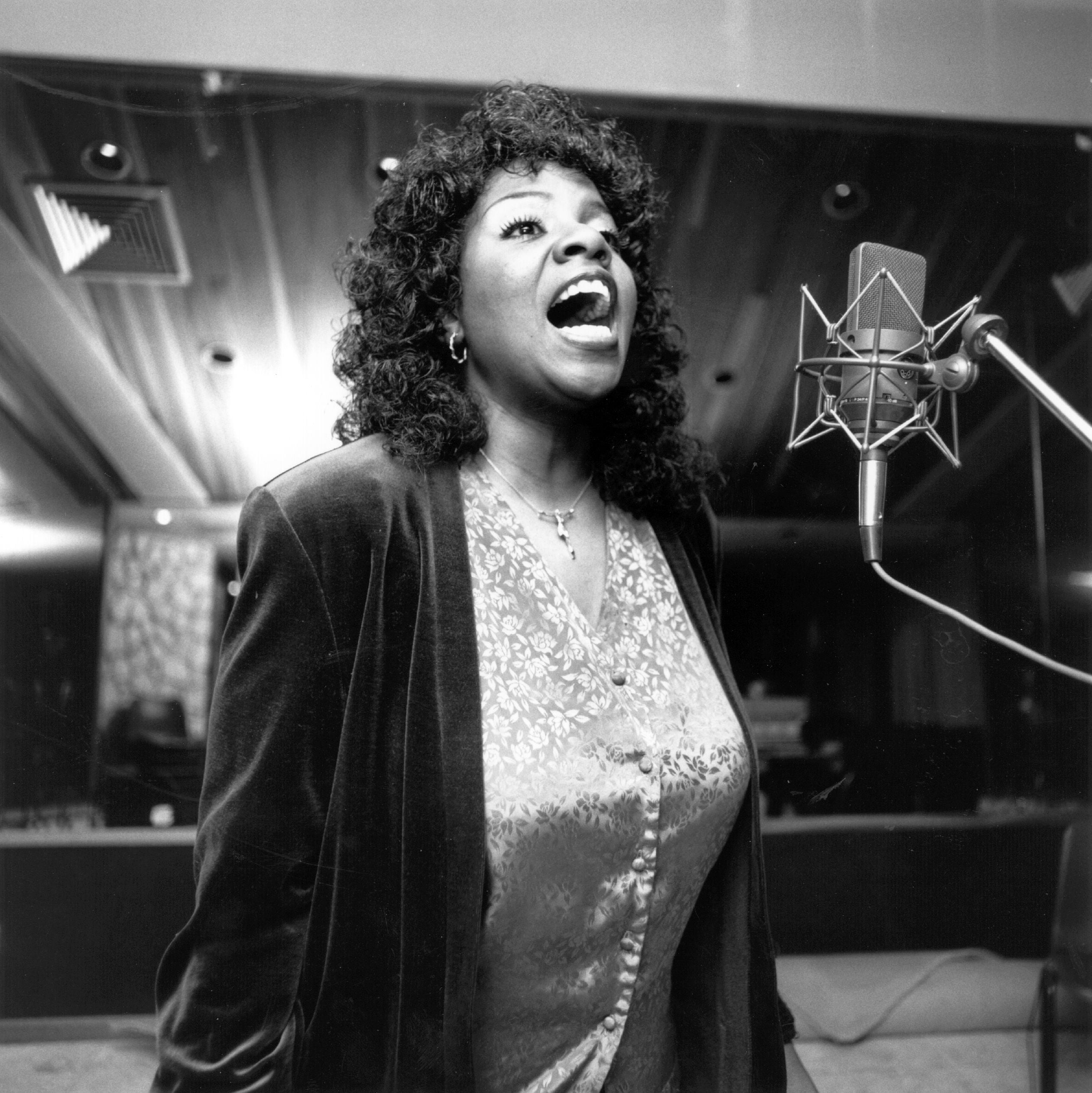 Alrededor de 1986: la diva estadounidense del soul-disco Gloria Gaynor, mejor conocida por sus éxitos 'Never Can Say Goodbye', en 1974, y 'I Will Survive', en 1979. (Foto de Doug McKenzie/Getty Images) (Photo by Doug McKenzie/Getty Images)