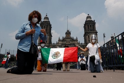 Los miembros de FRENAAA realizaron una cadena de oración en el Zócalo (Foto: Reuters / Henry Romero)