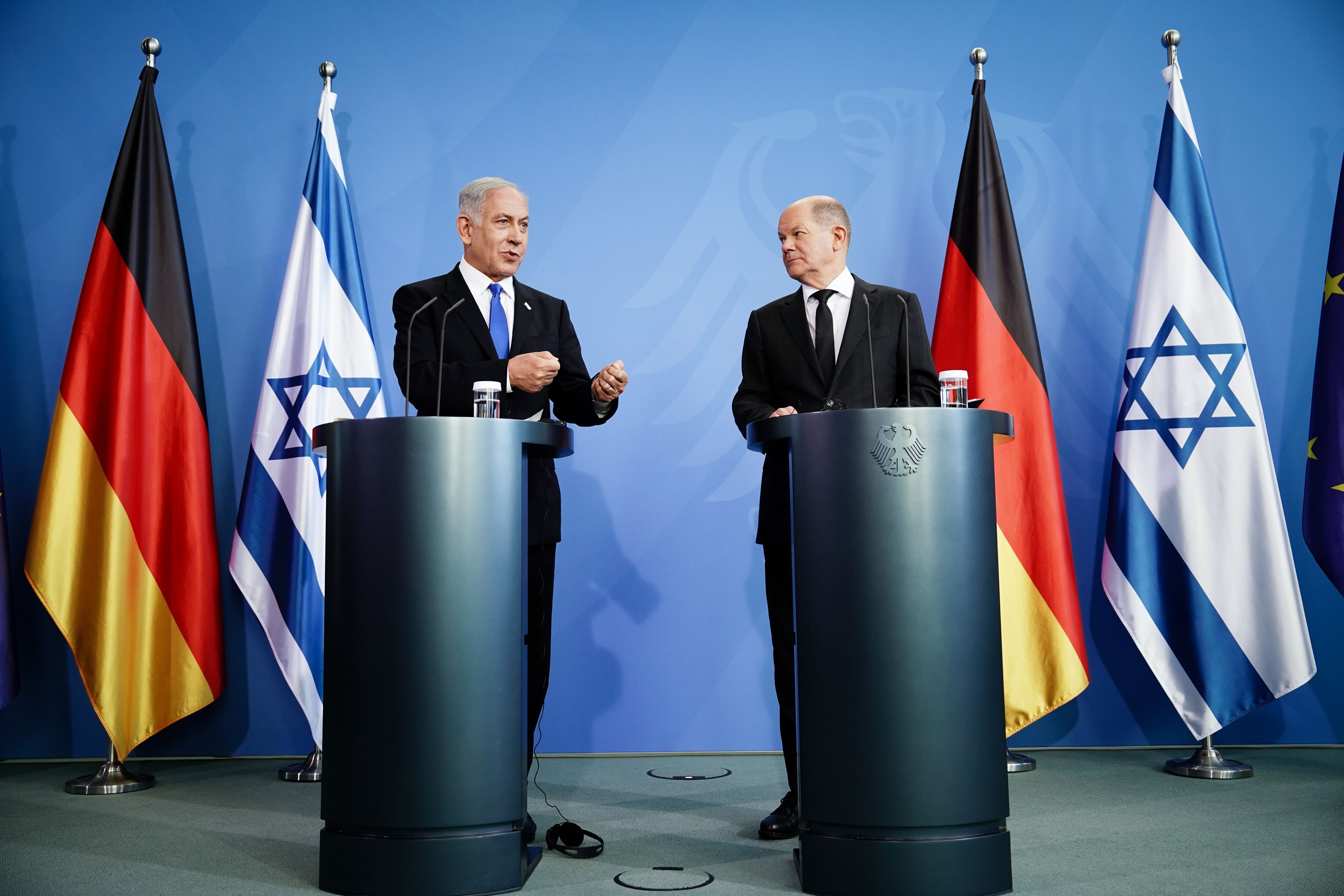 El canciller alemán, Olaf Scholz, (d) y el primer ministro de Israel, Benjamin Netanyahu, hablan durante una rueda de prensa en Berlín Foto: Kay Nietfeld/dpa/Archivo
