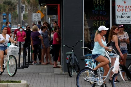 Personas en las afueras del restaurante Duval County en Florida REUTERS/Sam Thomas/File Photo