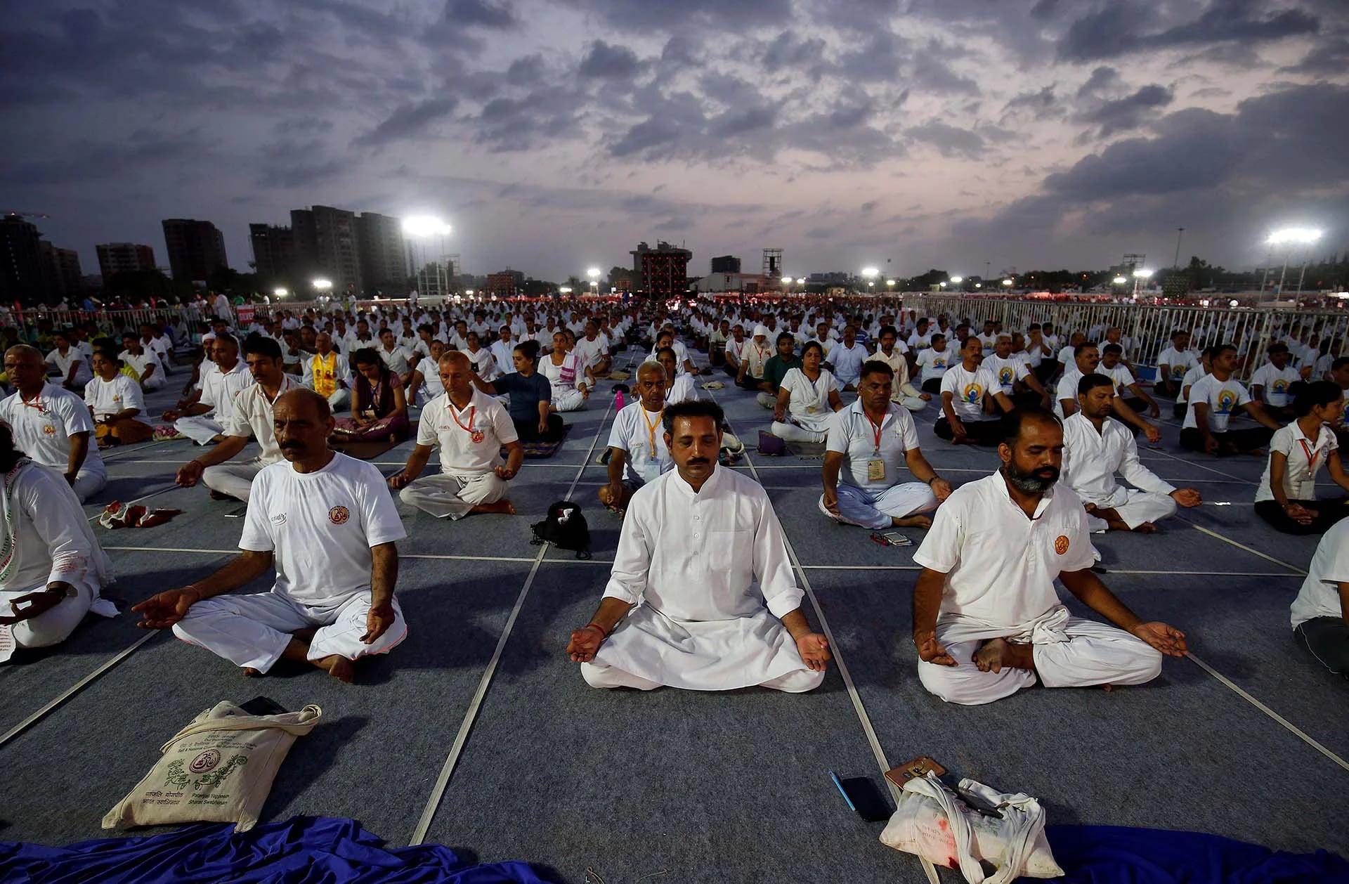 Gente practicando yoga durante un retiro de 4 días, guiados por Baba Ramdev, en el Día Internacional de la Yoga en Ahmedabad, India