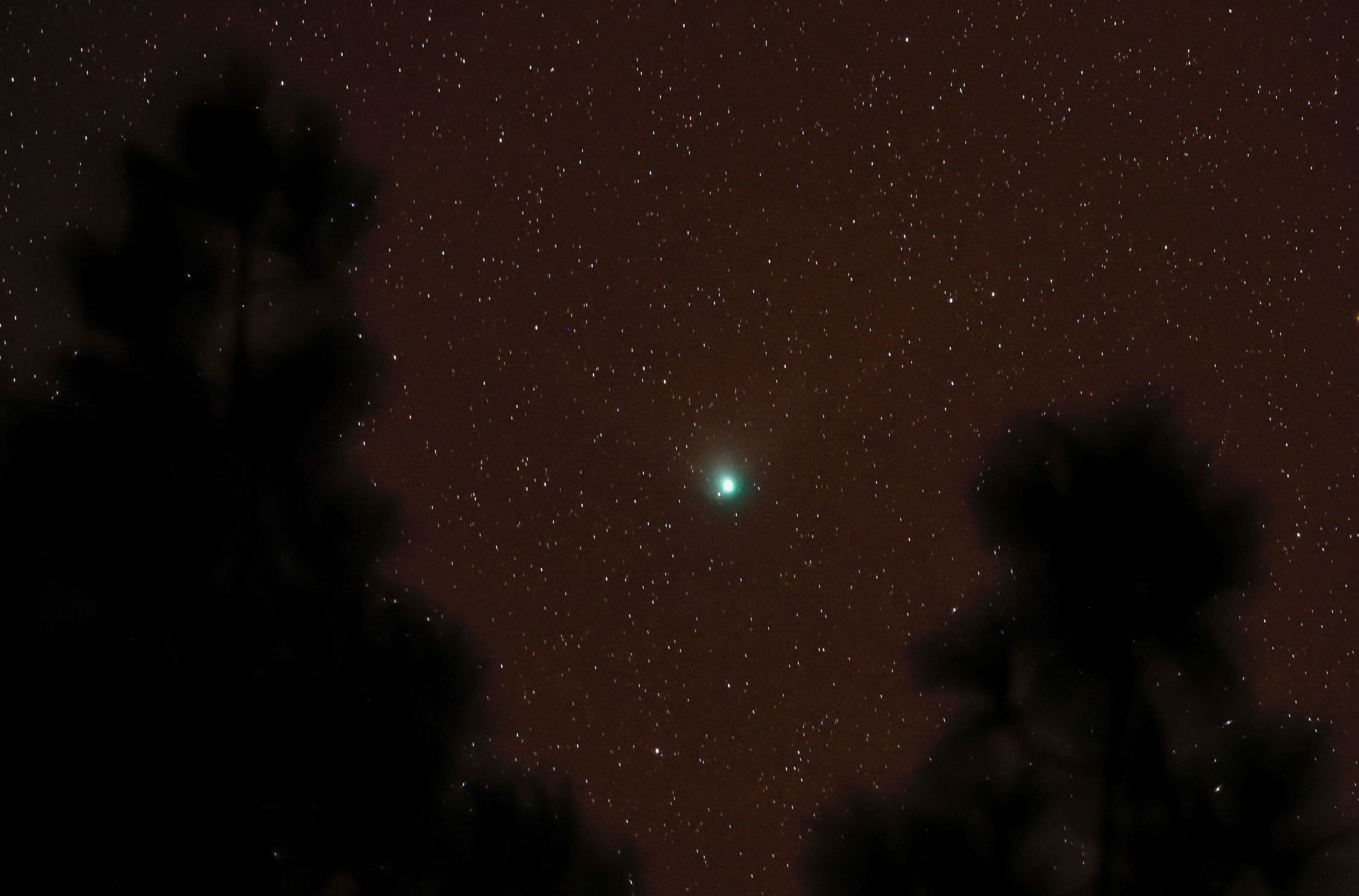 El cometa verde, que pasó por última vez por nuestro planeta hace unos 50.000 años, se ve desde el Pico de las Nieves, en la isla de Gran Canaria, en España, el 1 de febrero de 2023. Fuente: Reuters/Borja Suarez.