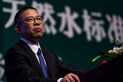 Zhong Shanshan, CEO de Nongfu Spring Co, durante una conferencia en Beijing, años atrás. Se convirtió en el hombre más rico de China (Shutterstock)