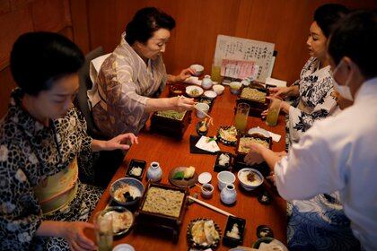 La utilización de palillos descartables a la hora de comer también ayudó a disminuir los contagios - REUTERS/Kim Kyung-Hoon   