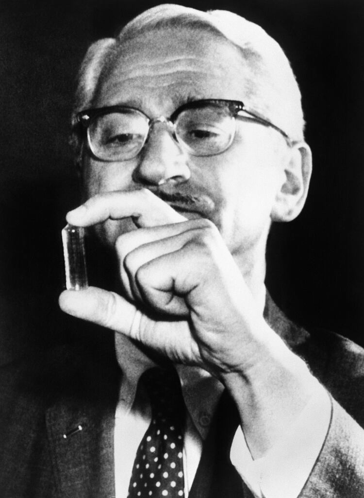 Albert Sabin (1906-1993) sostiene un tubo con una muestra de la vacuna oral que creó contra la polio (Granger/Shutterstock) 